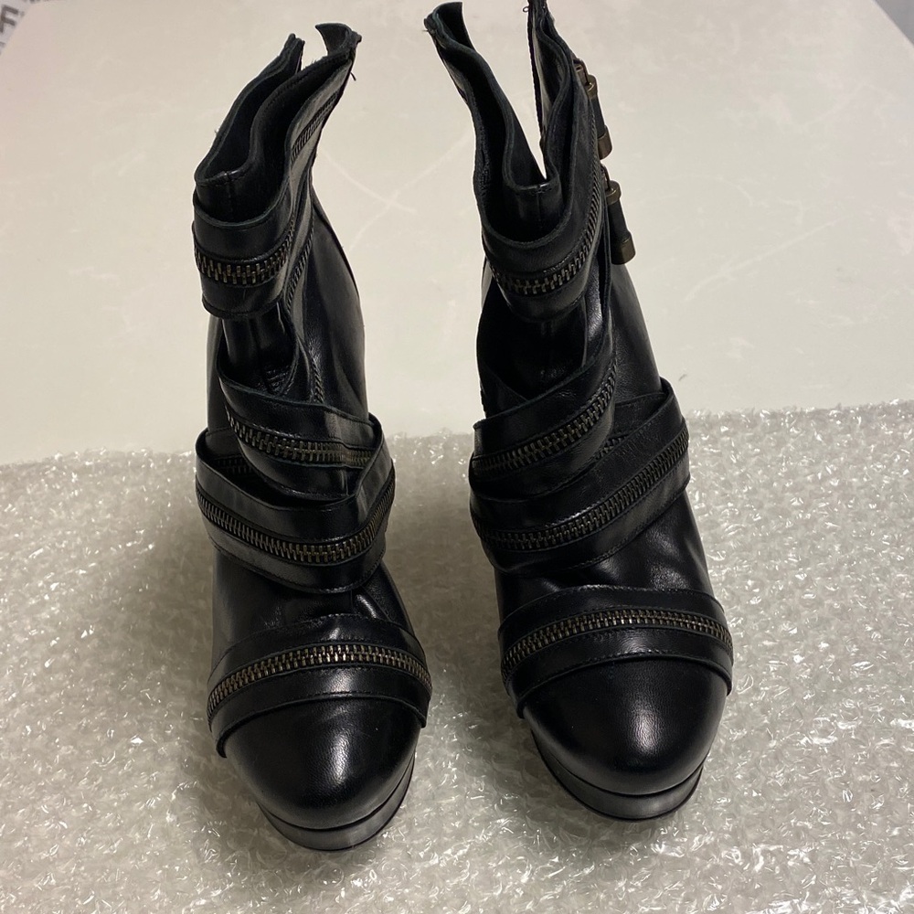 Vero Cuoio Black Ankle Boots with Zipper Detail